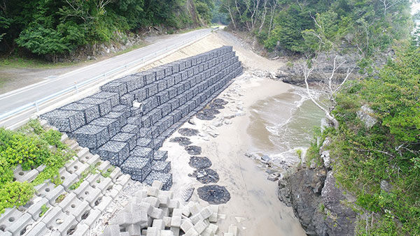 尾の崎海岸道路護岸工事1